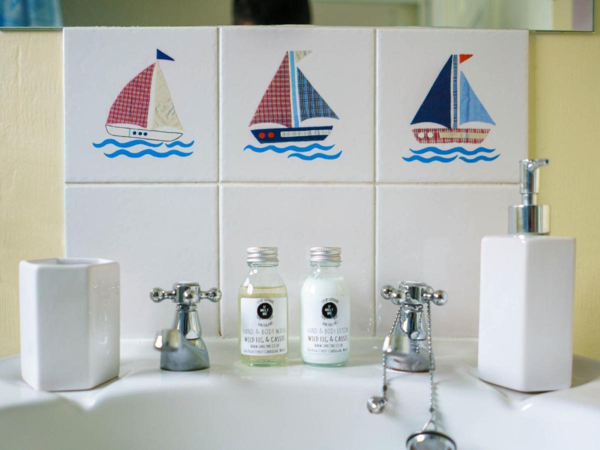 Pass The Keys Modern 2 Bed Flat Overlooking Aberaeron Harbour Exteriör bild
